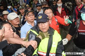 反年改團體八百壯士25日在立法院外抗議，霹靂小組遭推打（圖／記者林敬旻攝影）