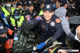 反年改團體八百壯士25日在立法院外抗議，霹靂小組遭推打（圖／記者林敬旻攝影）