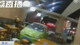 大陸江蘇一名傅姓男子，日前看到女婿在麵館與一名女合夥人搞曖昧，傅男為了替寶貝女兒出氣，直接開車撞進麵館。其他網友得知詳情後，紛紛力挺傅男，還笑虧「沒傷到人，車還停那麼正，果然老司機！」（圖／翻攝自秒拍）