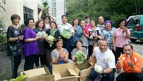 偏鄉員警好有愛（1）內文村位於屏東縣獅子鄉最偏遠的部落，獅子分駐所所長陳漢吉（2排左5）出身當地，了解內文村地處偏僻物資缺乏，特別協助將善心人士送的蔬菜送到村內給居民。（枋寮警分局提供）中央社記者郭芷瑄傳真　107年4月25日