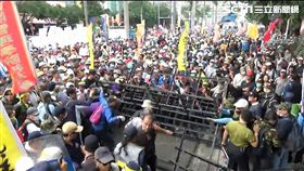 反年改團體《八百壯士》在立法院大門口推倒拒馬（翻攝畫面）