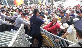 反年改團體《八百壯士》在立法院大門口推倒拒馬（翻攝畫面）