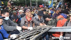 反年改團體八百壯士25日在立法院外抗議，與警方發生推擠（圖／記者林敬旻攝影）