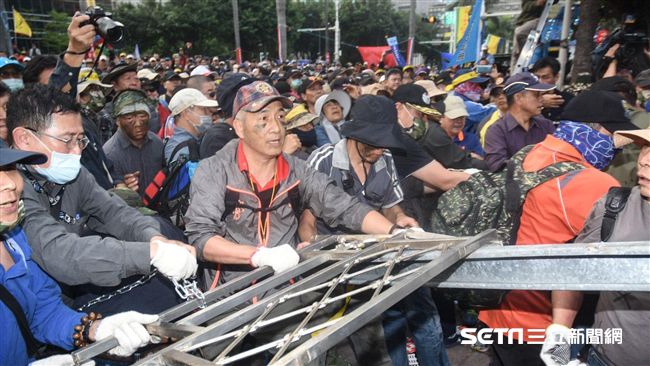 警擋不住　八百壯士驚見退役涼山部隊