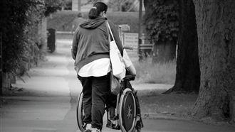 退役翁財產6千萬　看護一句讓律師背發涼