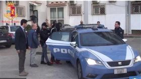 英國一名39歲的女子在網路上認識一位住在德國的難民賈洛（Mamadou Jallow），兩人相約到義大利，沒想到她抵達到後，慘遭賈洛與另外2名難民囚禁、輪流性侵2個禮拜。目前賈洛與另外2位難民已被警方逮捕。（圖／翻攝自太陽報）