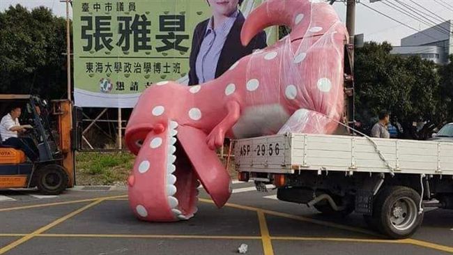 競選看板下恐龍摔車　原來有「預兆」