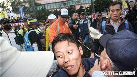 反年改團體八百壯士25日在立法院外抗議，霹靂小組遭推打（圖／記者林敬旻攝影）