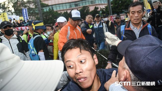 媒體遭襲　王浩宇：反年改向記者道歉