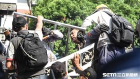 反年改團體八百壯士與警方衝突　記者林敬旻攝影