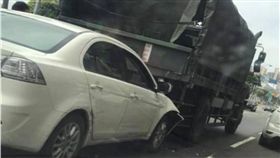 軍卡又傳車禍　擦撞公車GG啦！網：這下有得賠了　圖／翻攝爆廢公社