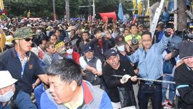 反年改團體八百壯士25日在立法院外抗議，與警方發生推擠（圖／記者林敬旻攝影）