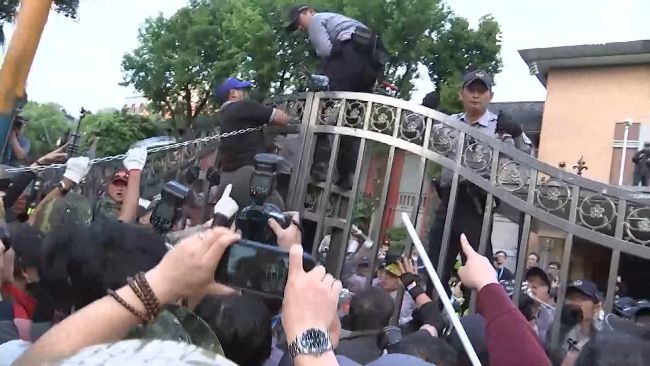 警察、記者全都打！直擊八百壯士暴行