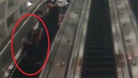 大陸地鐵深圳北站發生一起意外，一名余姓女子日前搭乘手扶梯時，沒將行李箱抓好，導致行李箱從手扶梯滑落，一名50歲的林姓女子沒注意，慘遭天降行李箱「砸飛」，所幸送醫治療後沒有大礙。（圖／翻攝自搜狐警法）