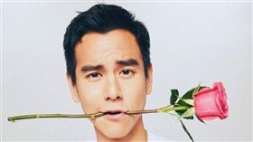 網友炫耀簽名照，彭于晏留言假的喔。(圖/翻攝自微博)