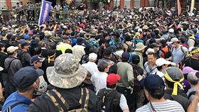 軍改案衝突　警方與抗議群眾立院持續對峙反年改團體八百壯士25日在立法院外集會抗議，大約下午3時許開始發動激烈攻勢，部分群眾翻牆衝進立法院，警方持續增援警力前往支援，雙方僵持。中央社記者張新偉攝　107年4月25日