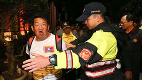 反軍改衝突　部分民眾上束帶後帶離立院退伍軍人團體八百壯士抗議軍人年改，25日下午在立法院外與警方爆發多次衝突，晚間警方將涉嫌違法的民眾上束帶，帶離立法院大門前廣場。中央社記者謝佳璋攝　107年4月25日