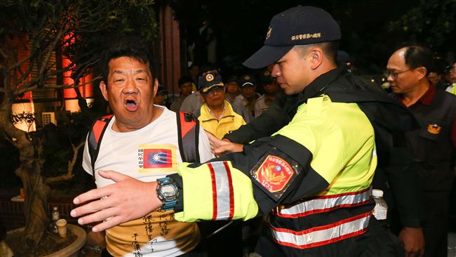 八百壯士陳抗濺血　63人被逮管束
