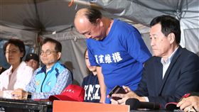 軍改案衝突　吳斯懷鞠躬致歉反軍改團體八百壯士25日下午衝撞立法院爆發衝突，造成多名員警、記者受傷送醫，八百壯士副指揮官兼發言人吳斯懷（右2）晚間舉行記者會鞠躬致歉。中央社記者謝佳璋攝　107年4月25日