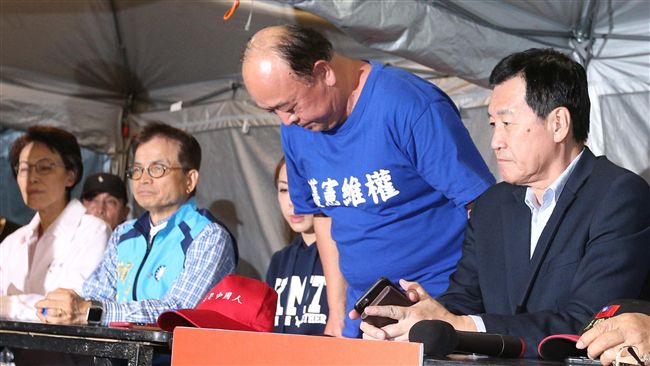八百壯士暴打記者　吳斯懷鞠躬致歉了