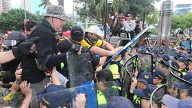 反軍改衝突　立院警以盾牌抵擋八百壯士退伍軍人團體八百壯士25日下午在立法院外突然發動攻勢，抗議者拆掉立法院正門部分圍欄，嘗試突破警方防線闖入，警方則以盾牌抵擋。中央社記者徐肇昌攝　107年4月25日