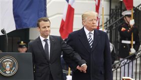 川普與馬克宏頻互動  大展兄弟情美國總統川普（右）美東時間24日在歡迎儀式的演說結束後，主動牽起法國總統馬克宏的手，還前後搖晃。中央社記者鄭崇生華盛頓攝  107年4月25日