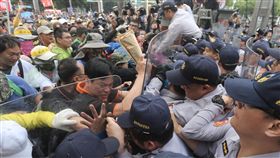 軍改案衝突　群眾拆立院欄杆與警推擠反年改團體八百壯士25日在立法院外集會抗議，下午發動攻勢拆除拒馬和鐵欄杆，部分群眾在立法院圍牆邊，與警方發生推擠衝突。中央社記者徐肇昌攝　107年4月25日