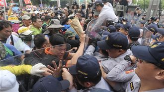 高喊「軍警一家」　反年改卻狂毆警察