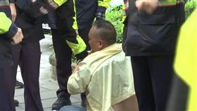 反年改再出招…清晨5點狂吹起床號　熱騰騰尿液潑記者