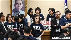 國防及外交委員會審查「陸海空軍官士官服役條例」，國民黨立委杯葛議事，高喊沒有精算報告不審查。 （圖／記者林敬旻攝）