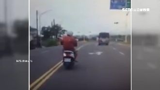 父子雙載衝巷口　違規「厚切」險遭撞