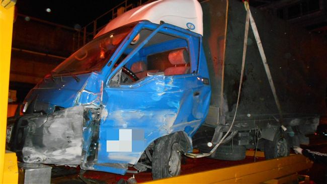 駕駛彎腰撿毛巾　擦撞臨車失控害死人
