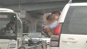 危險！車子移動中　男孩被抱出車外「懸空」小便（圖／翻攝自封面新聞）