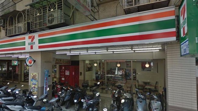 醉男挑釁看三小毆人　店員報警救1男