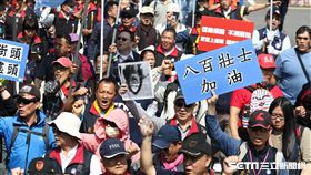 反年改團體八百壯士繞行立法院抗議 記者林敬旻攝影