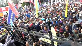 反年改團體《八百壯士》在立法院大門口推倒拒馬（翻攝畫面）