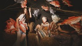 田馥甄跌入梵谷的異想空間，還意象式的設定玩「出櫃」視覺自白。（圖／ZINE MAG提供）