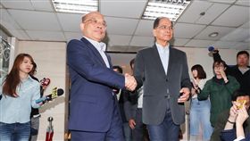 蘇貞昌游錫(方方土)相談甚歡（2）民進黨通過徵召提名前行政院長蘇貞昌（前左）參選新北市長，蘇貞昌26日上午赴台北市宜蘭同鄉會辦公室，拜訪前行政院長游錫(方方土)（前右），尋求支持。中央社記者裴禛攝  107年4月26日