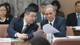 立院審促轉會人事　卓榮泰黃煌雄交換意見立法院司法及法制委員會25日審查促進轉型正義委員會人事同意權，促轉會主委被提名人黃煌雄（前右）與行政院秘書長卓榮泰（前左）交換意見。中央社記者徐肇昌攝　107年4月25日