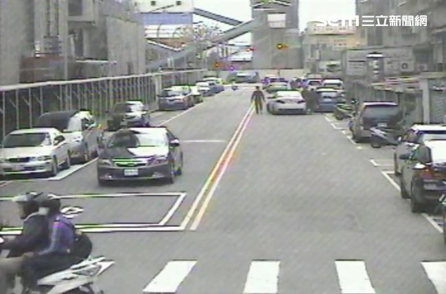 搶走200萬殯葬生意　男遭強押上車