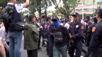 不敢露臉！八百壯士襲警蒙面躲蒐證