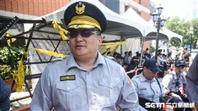 警方與反年改八百壯士推擠受傷，雙腳雙手頸部掛彩，大安分局長周煥興。 （圖／記者林敬旻攝）