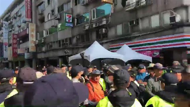反年改團體暴走　警方硬起來開路