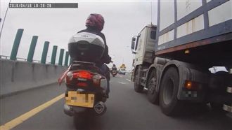 聯結車逼重機讓道！影片讓網友怒了