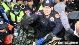 25日警方與反年改八百壯士發生激烈肢體衝突。 （圖／記者林敬旻攝）