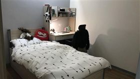 有國立交通大學的學生在《Dcard》匿名分享，指原本住校的大一女生，統一被分配在較舊的宿舍，近日因為宿舍進行整修，於是學校將大一女生宿舍移到今年新完工，