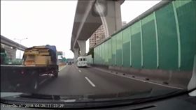 國道,國道1號,新北市,五股,跨越槽化線,超車,插隊,大貨車,