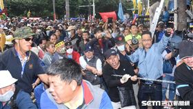 反年改團體八百壯士25日在立法院外抗議，與警方發生推擠（圖／記者林敬旻攝影）