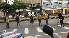 社會需要正面力量！高中生排成人龍擋車「守護老人過馬路」