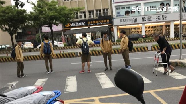 高中生排成人龍擋車　守護老人過馬路